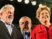 O presidente Lula, o candidato do PT ao Senado Paulo Paim e Dilma Rousseff em comcio em Porto Alegre nesta sexta