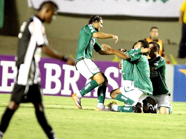 Jogadores do Gois comemoram gol no Serra Dourada