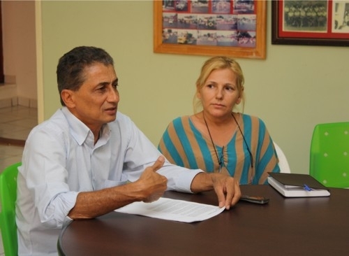 Prefeito Neurilan Fraga e a Secretria Municipal de Sade, Norma Barradas durante reunio que definiu criao da equipe