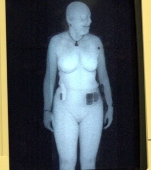 Scanner corporal  utilizado no Reino Unido (foto), Peru, Equador, Argentina, Chile e Colmbia