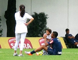 Robinho com o filho em treino do Santos no fim de