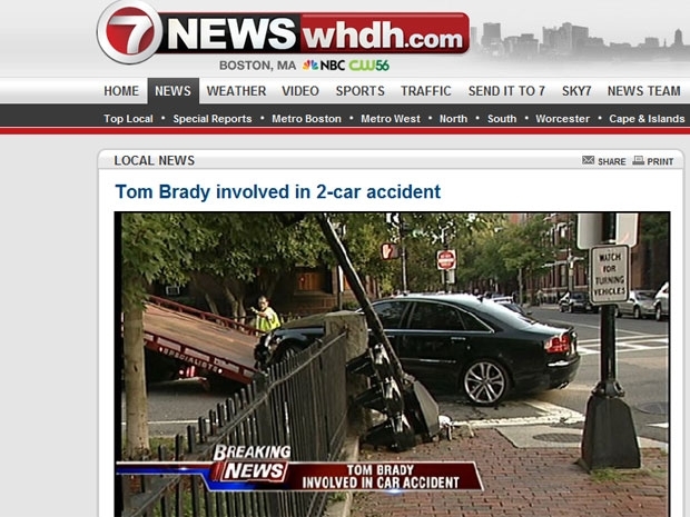 Imagem de TV local mostra um dos carros envolvidos no acidente.