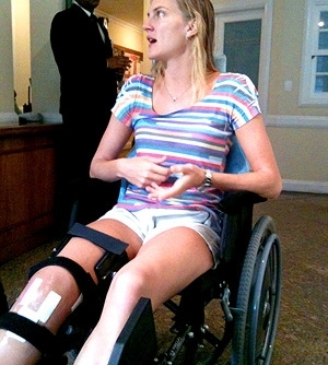 Mari deixa o hospital em uma cadeira de rodas