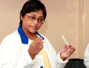 Mdica Quarraisha Abdool Karim, uma das autoras do estudo, explica como aplicar gel vaginal