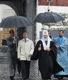 O president russo Dmitry Medvedev e um padre da igreja ortodoxa russa chegam ao Kremlin