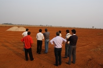 Prefeito, empresrios e tcnicos visitam a rea onde ser construda a Ncleo Industria e Comrcio de Fertilizantes. 