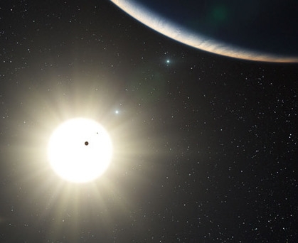 Concepo artstica mostra o notvel sistema planetrio em torno da estrela HD 10180, que  semelhante ao Sol