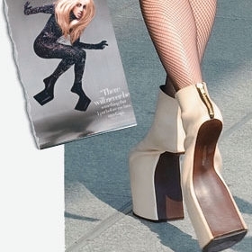 A cantora pop Lady Gaga com sapatos exticos.