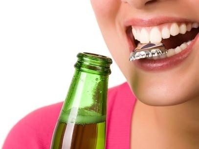 Abrir garrafas com os dentes Esse  um hbito prejudicial, que pode levar  fratura dos dentes. O resultado pode ser uma
