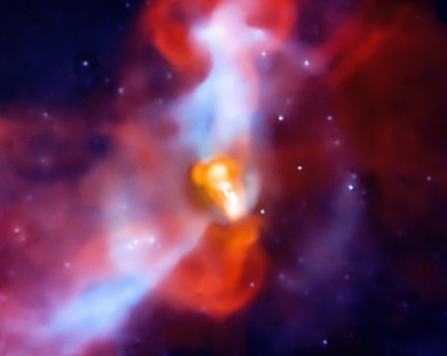 Composio de imagem da galxia M87, na direo da constelao da Virgem, vista nos dois hemisfrios da Terra.