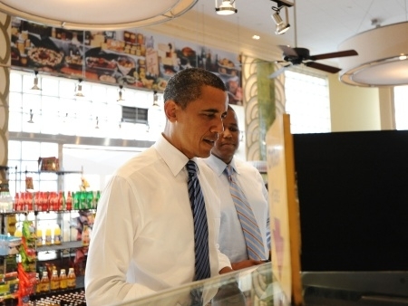 O presidente dos EUA, Obama, pede um sanduche em cafeteria na Flrida; 18% dos americanos acham que lder  muulmano