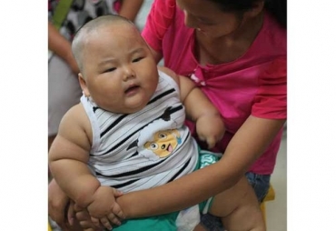 Um beb chins de 10 meses est sendo avaliado por mdicos da provncia de Hunan pelo acelerado ganho de peso. Ele tem 2