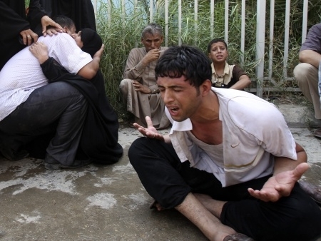 Moradores de Bagd choram do lado de fora de necrotrio aps ataque suicida contra centro de recrutamento do Exrcito na