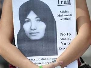 Manifestantes ingleses pedem que pena de morte de iraniana por apedrejamento seja cancelada