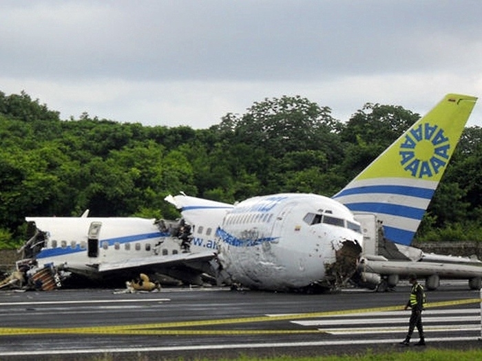 Avio partido em trs na pista do aeroporto de San Andrs, na Colmbia; acidente ocorreu aps aeronave ter sido atingida