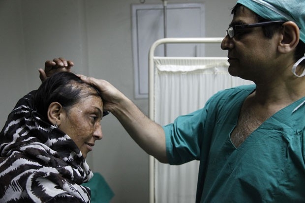 O mdico Asim Shahmalak examina uma das pacientes vtimas de ataque de cido no Paquisto