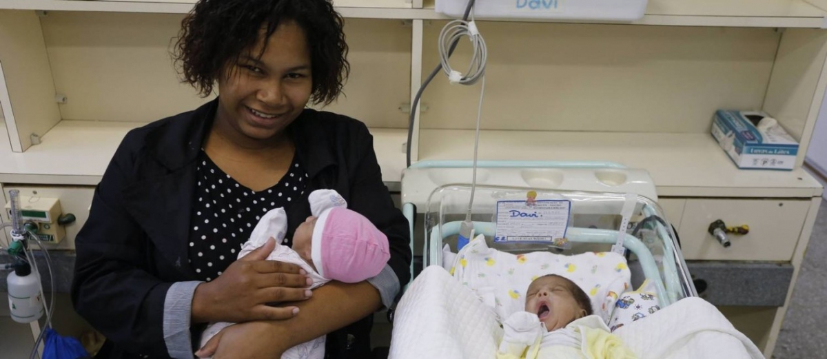 Odete Carvalho com seus filhos gmeos, Davi e Antnia, que nasceram com menos de sete meses de gestao e precisaram ficar internados por dois meses na UTI neonatal do Instituto Fernandes Figueira, no Flamengo