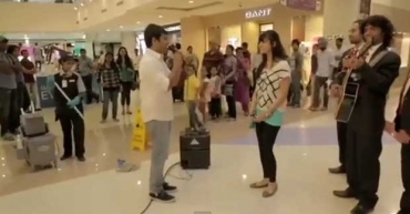 Jovem faz serenata de amor para namorada no shopping em Dubai