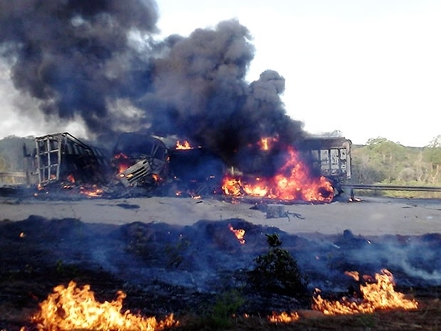 Carretas pegaram fogo aps coliso na rodovia BR-163 em MT (Foto: Marcio Davi Nascimento/Bombeiros)