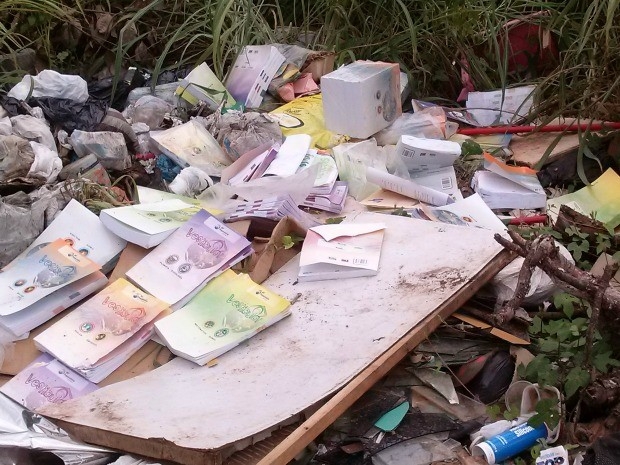 Livros de curso pr-vestibular foram encontrados descartados em terreno baldio de Vrzea Grande.