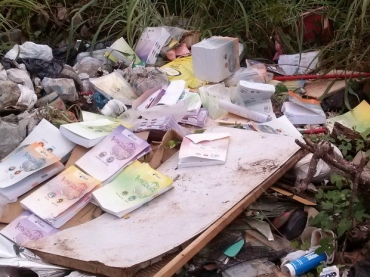 Livros de curso pr-vestibular foram encontrados descartados em terreno baldio de Vrzea Grande. 