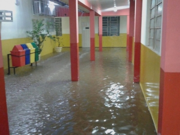 Chuva inundou escola no Bairro Jardim Maring