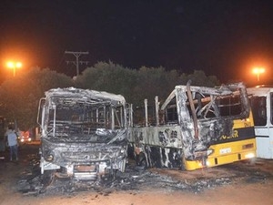 nibus usados para transporte de crianas foram incendiados em 2014.