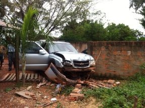 Aps levar tiro, vtima bateu S-10 no muro de uma casa