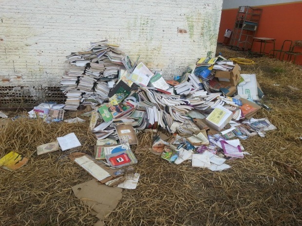 Livros foram jogados em terreno de escola pblica