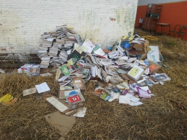 Livros foram jogados em terreno de escola pblica 