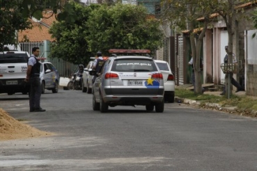 Os bandidos levaram uma picape e ainda dispararam contra um sobinho do dono da casa