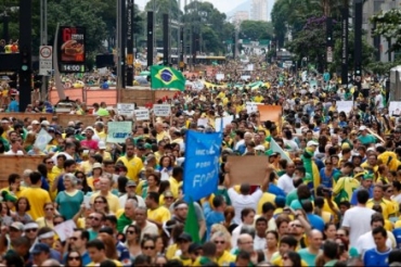 Manifestantes protestam na avenida Paulista, em So Paulo