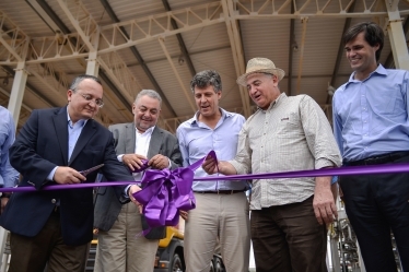 Governador Pedro Taques, acompanhado de autoridades e executivos da Razen, inaugura terminal de distribuio de