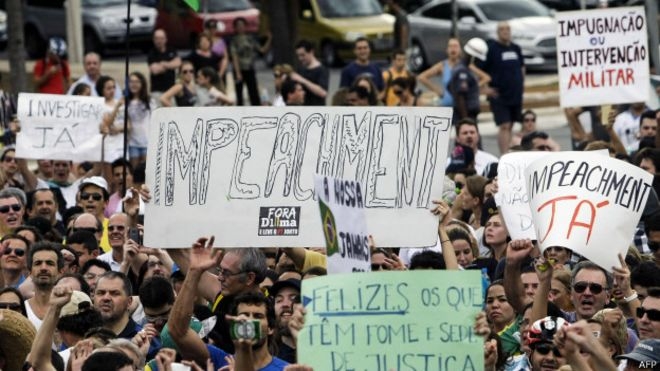 Manifestantes foram s ruas protestar contra a corrupo e alguns deles pediram o impeachment