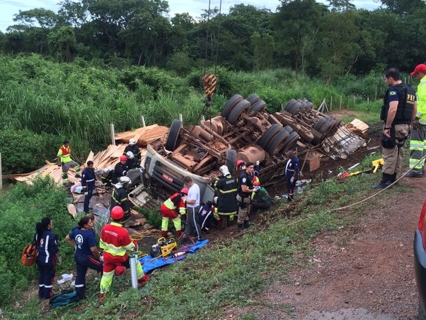 Carreta caiu s margens de rodovia e capotou