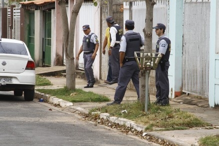 Policiais militares acionados por vizinhos fizeram buscas pela regio, mas no localizaram o suspeito