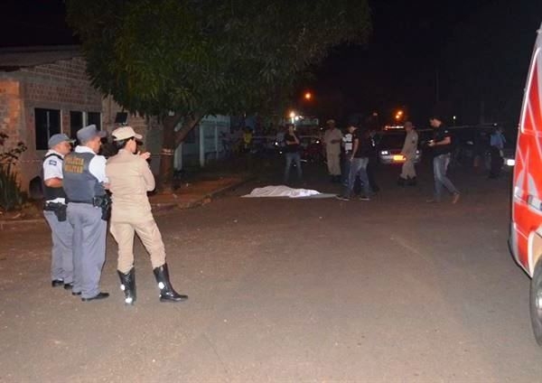 Jovem foi morto no meio da rua com pelo menos cinco tiros