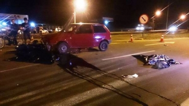 Carro entrou na contramo e atingiu motocicleta com dois jovens, que morreram na hora