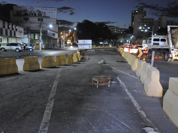 Trnsito na Avenida Prainha, em Cuiab,  prejudicado pela demora na concluso de obras do VLT, as quais originalmente deveriam ter sido concludas em maro de 2014.