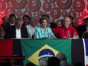 A presidente Dilma Rousseff, entre o ex-presidente Lula e o presidente do PT, Rui Falco, durante o encontro do PT