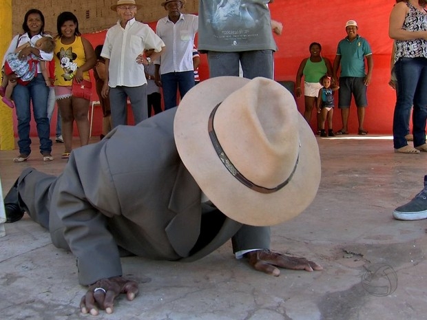 Antnio Benedito fez flexo durante a festa de aniversrio de 110 anos.