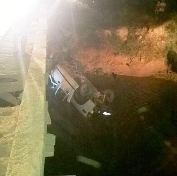 Ele perdeu o controle da direo na entrada da ponte e S-10 caiu dentro do rio