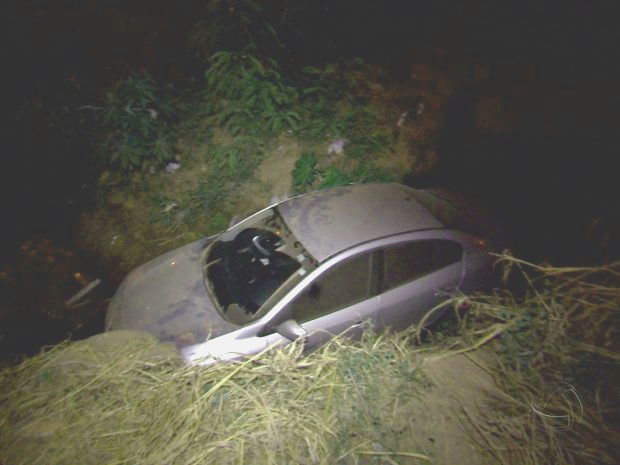 Carro caiu em vala aps motorista perder o controle da direo