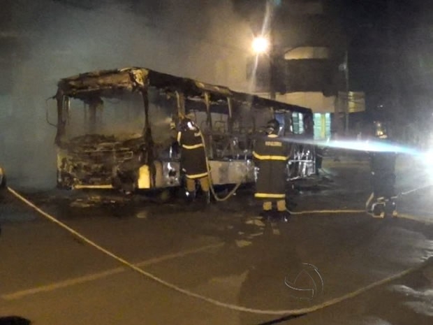 nibus coletivo pegou fogo na Avenida Getlio Vargas no centro de Cuiab.