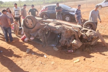 Dois ocupantes do carro tiveram fraturas e uma mulher apenas escoriaes