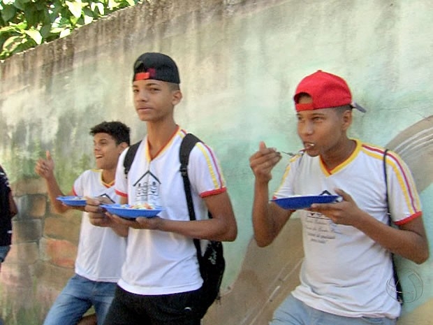 Alunos comem a merenda em p em escola de Vrzea Grande (MT)