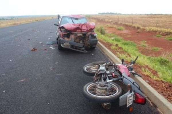 Carro teria invadido a pista contrria e acertado a motocicleta