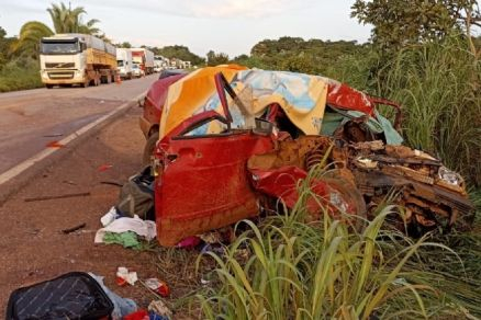 Devido ao impacto, o carro ficou totalmente destrudo