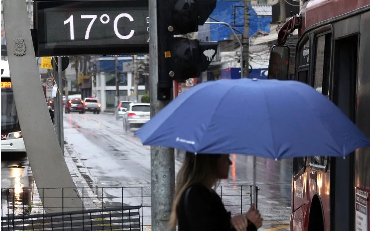 Termmetro marca 17C na Avenida Santo Amaro, Zona Sul de So Paulo (SP) em foto de 2015.  Foto: RENATO S. CERQUEIRA/FUTURA PRESS/FUTURA PRESS/ESTADO CONTEDO