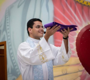 Padre Denis Lucati Silvrio, da Parquia Nossa Senhora Caravaggio